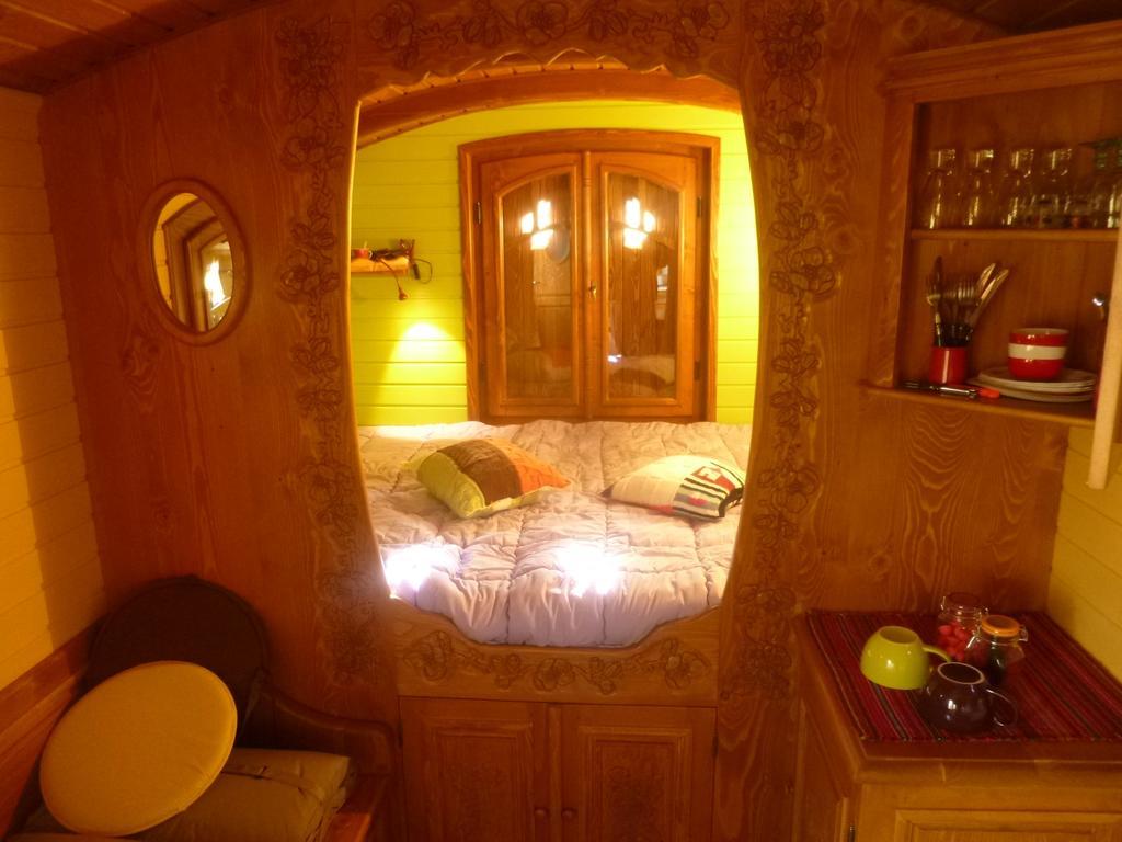 La Roulotte De Pommette Et Billy Acomodação com café da manhã La Hoguette Quarto foto